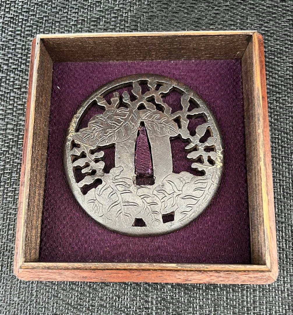 刀装具 刀鍔 鉃地 透かし鍔 吉祥文様 無銘 金象嵌 時代物 アンティーク 箱付