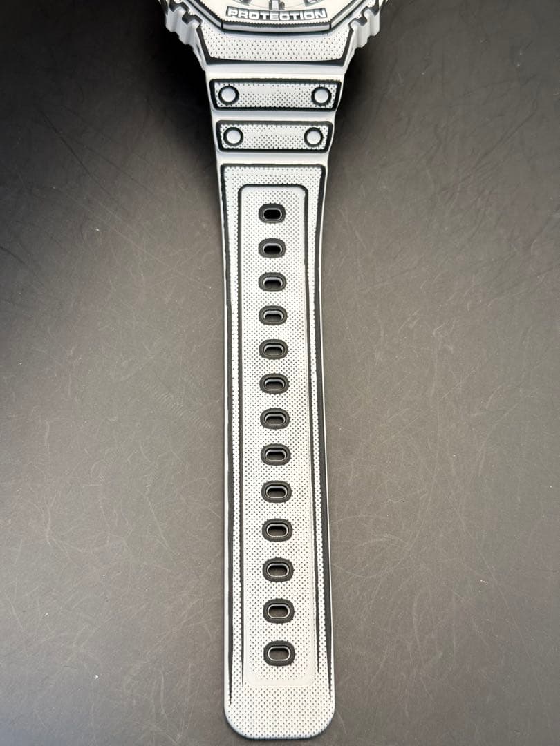 CASIO G-SHOCK マンガ　ホワイトGA-2100 白 新品 ラスト