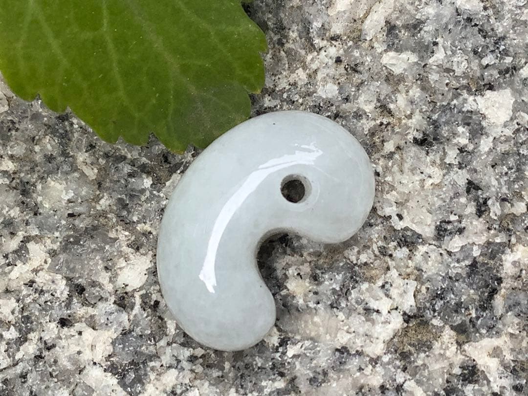 ✳極上‼️ お守りに　糸魚川翡翠勾玉アイスジェイド高額材料使用　鑑別書取得の極上品