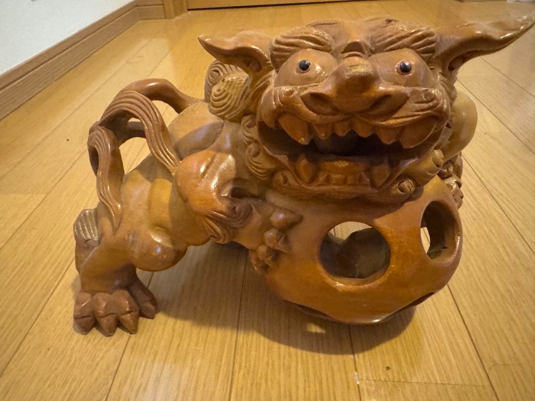 木彫りの玉乗り唐獅子（狛犬、シーサー）の置物