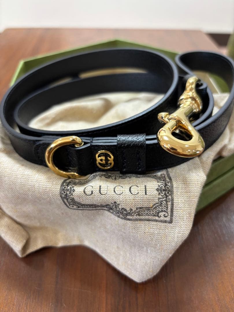 GUCCI 黒いレザー首輪 ゴールド金具付き