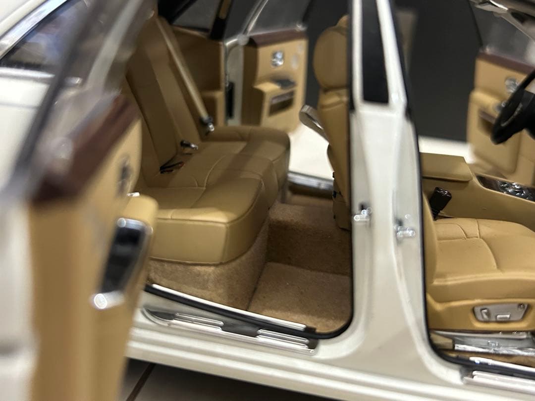 特価 1/18 ロールスロイス ゴースト Rolls-Royce Ghost 白