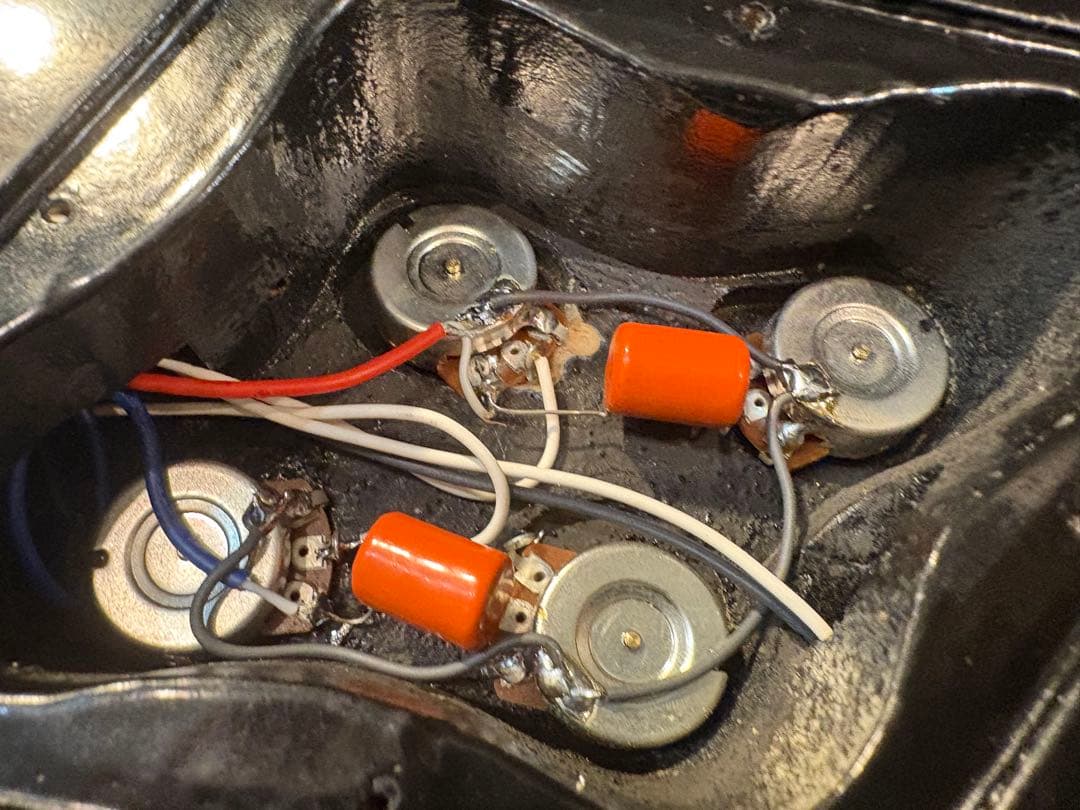 レスポールタイプ　ラッカーフィニッシュ　コンポーネントギター　ビグスビータイプ