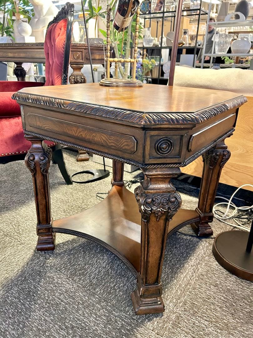 アンティーク調テーブル　西洋家具　彫刻装飾付き サイドテーブル