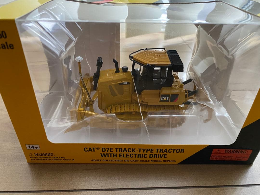 CAT D7E トラック型トラクター 1:50スケール