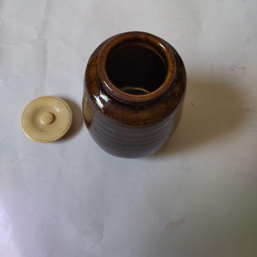 肩衝茶入 尻張茶入 仕覆 四つ目菱緞子 茶道具 木箱 茶入 美品 です。