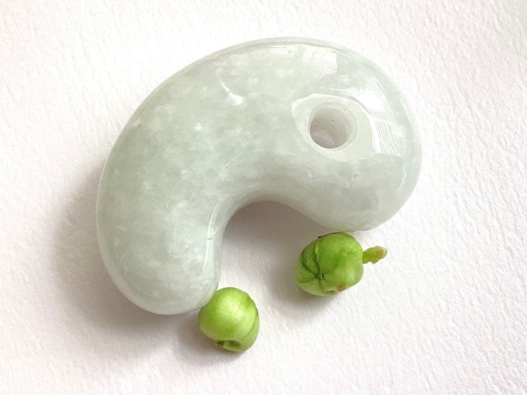 今回の原石大当たり‼️極上*氷*糸魚川翡翠勾玉アイスジェイド　幸運御守り　鑑別書付