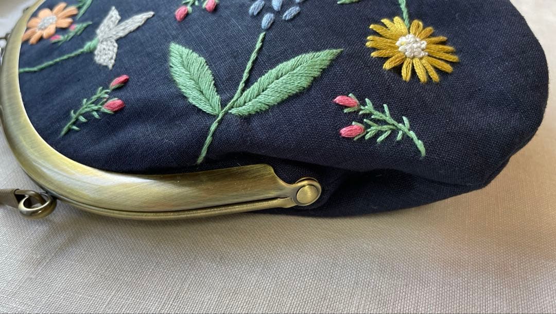 刺繍がま口ポーチバッグ　くすみカラーのガーデン　ハンドメイド