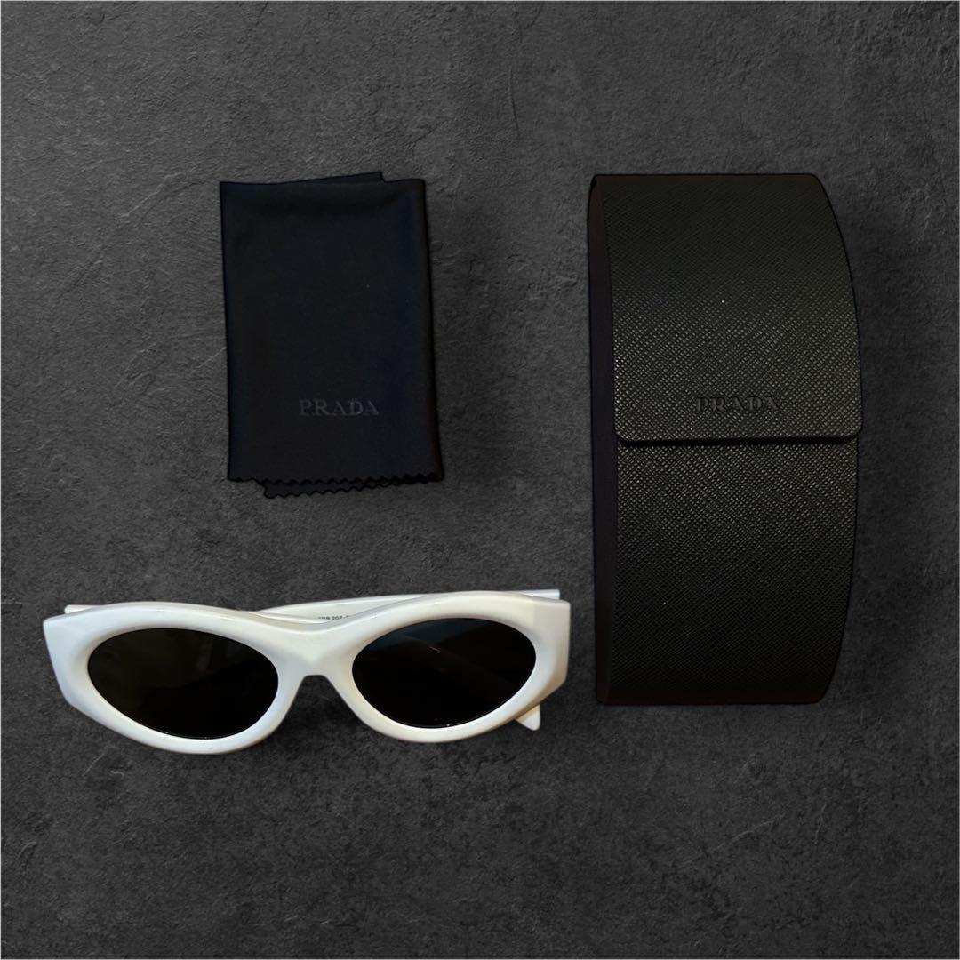 PRADA MADE IN ITALYホワイトサングラス　ケース付　箱クリーナー