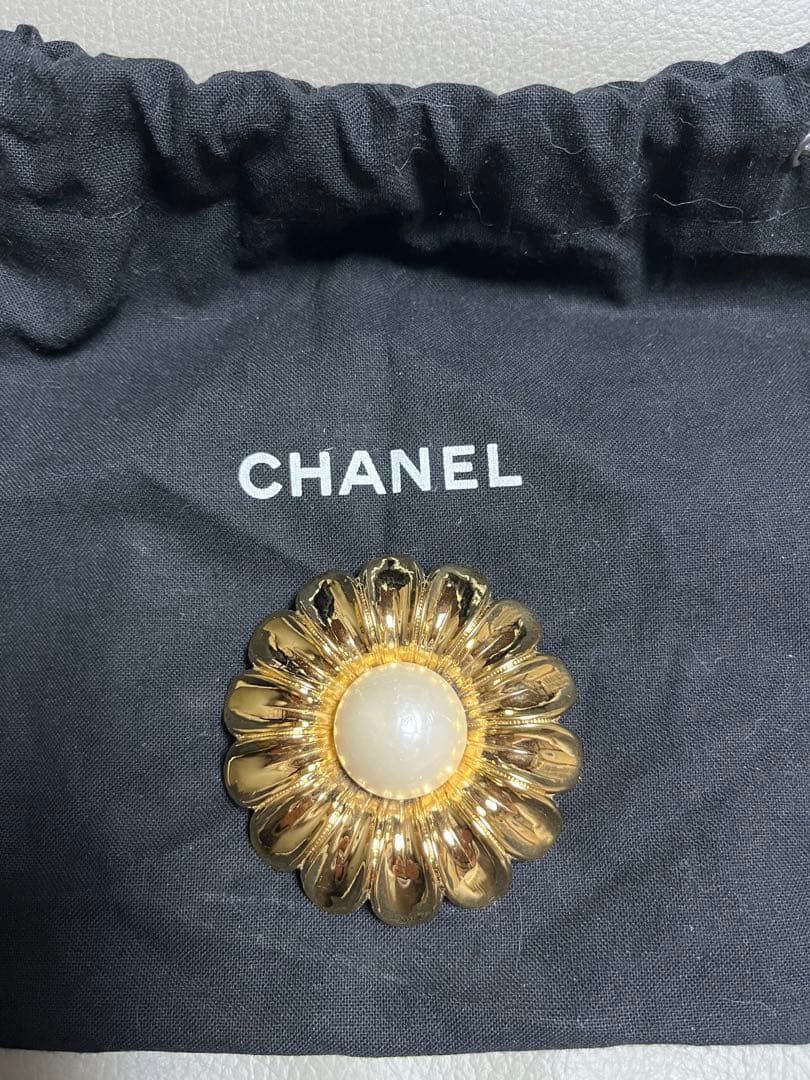 CHANEL ヴィンテージ　花ブローチ