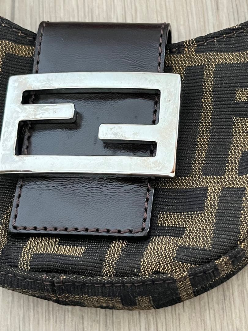 FENDI フェンディ　ミニクロワッサン ハンドポーチ