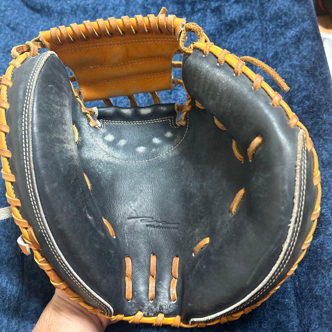 アイピーセレクト　軟式グローブ 黒とオレンジ