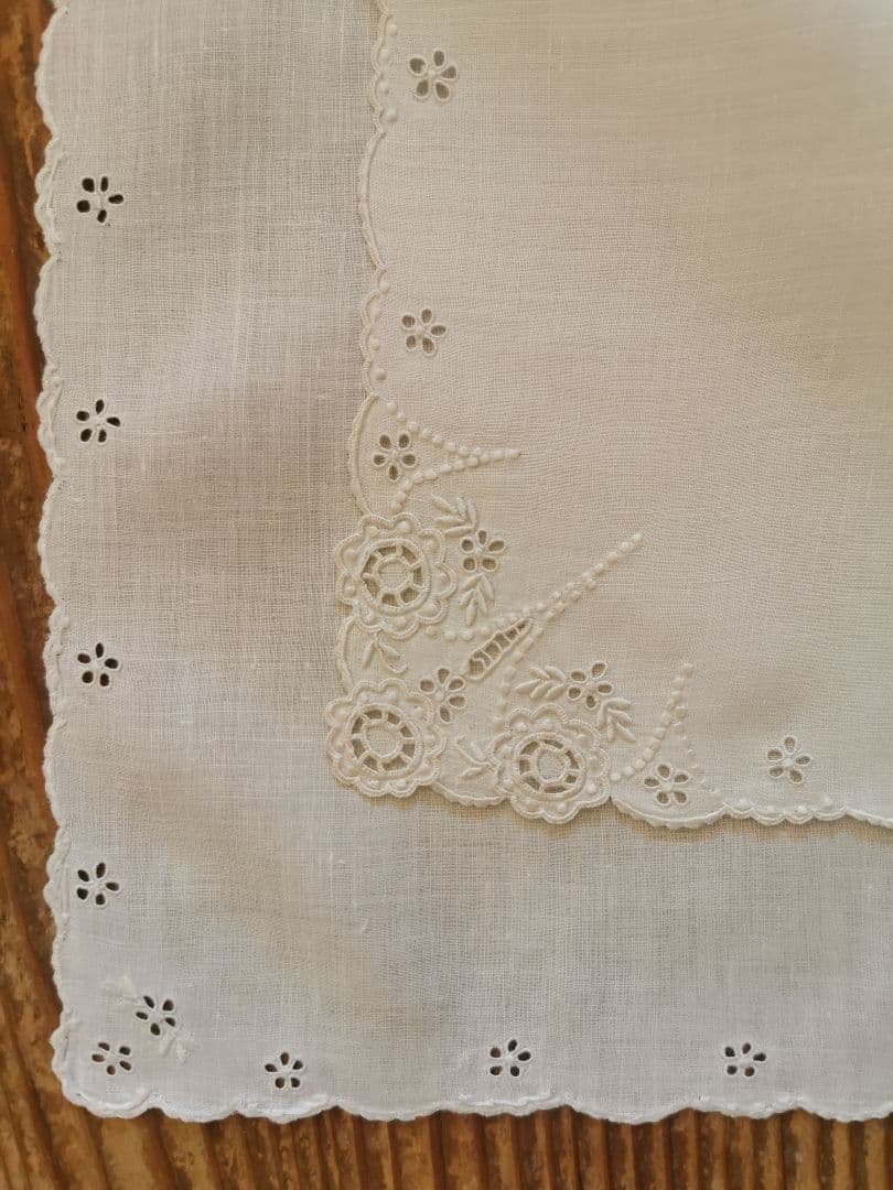 アンティークフランス アイレット向日葵＆小花 プチスカラップ とろみリネンクロス