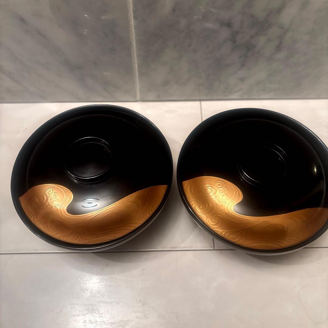 分厚い金彩で日本画のように美しい鶴の絢爛豪華な木製輪島漆塗りお椀2客