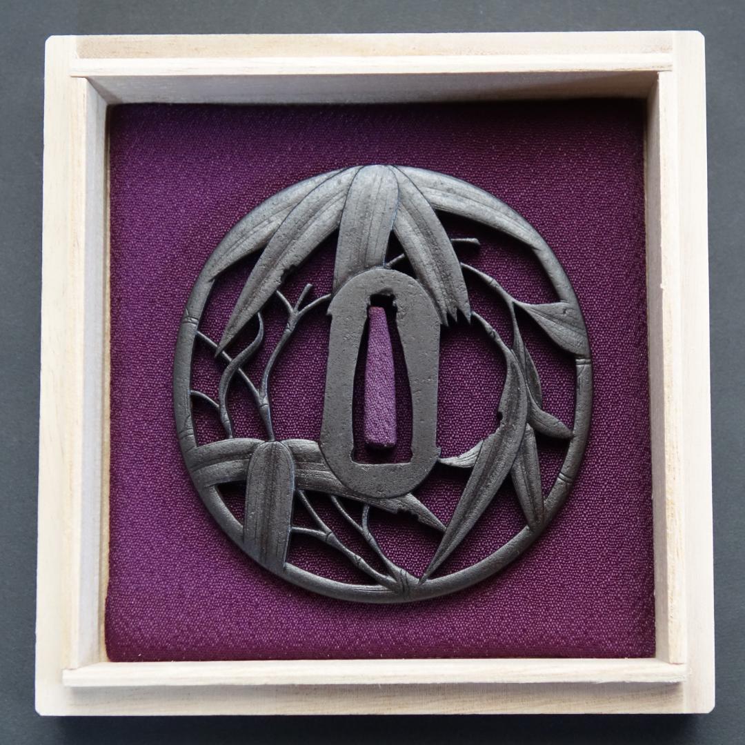 赤坂 鍔 鐔 刀装具 武具 骨董【在銘 武州住忠時 風竹透鍔】(鍔箱付き)