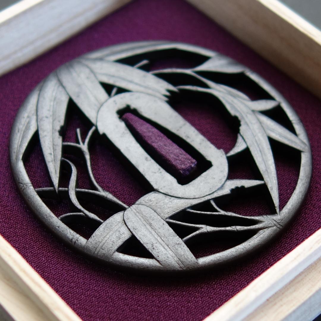 赤坂 鍔 鐔 刀装具 武具 骨董【在銘 武州住忠時 風竹透鍔】(鍔箱付き)