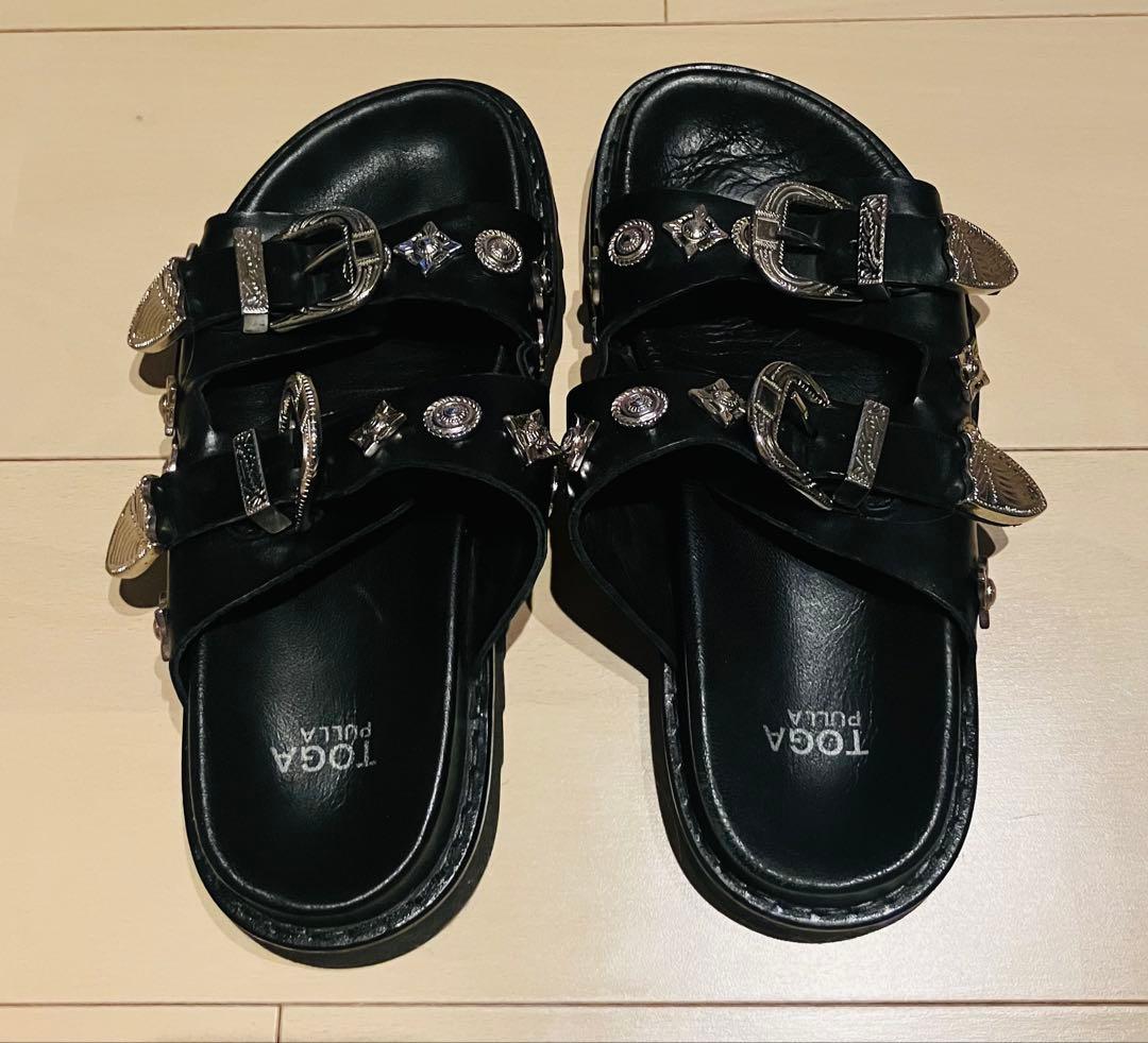 TOGA PULLA ブラック サンダル