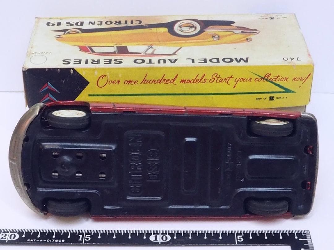 萬代屋【シトロエンDS19赤レッド】ブリキ tin toy car【箱はコピー】