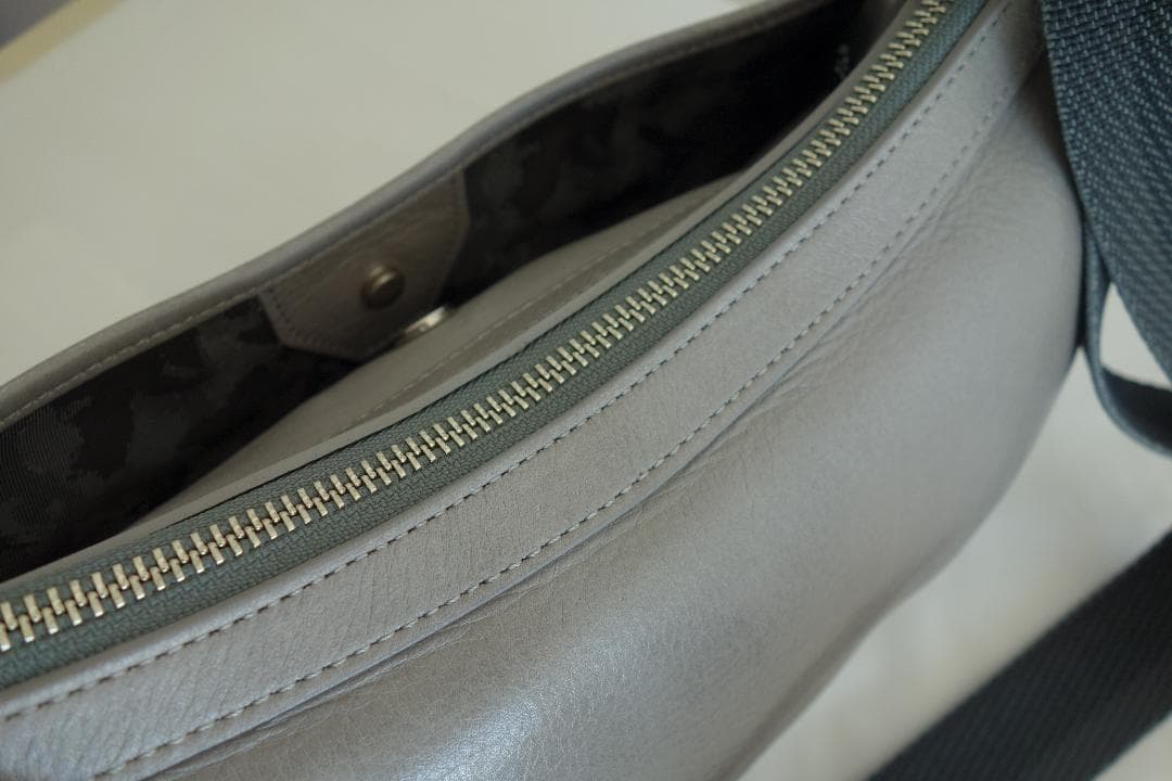 【美品】 aniary [アニアリ] ショルダーバッグ （ライトグレー）