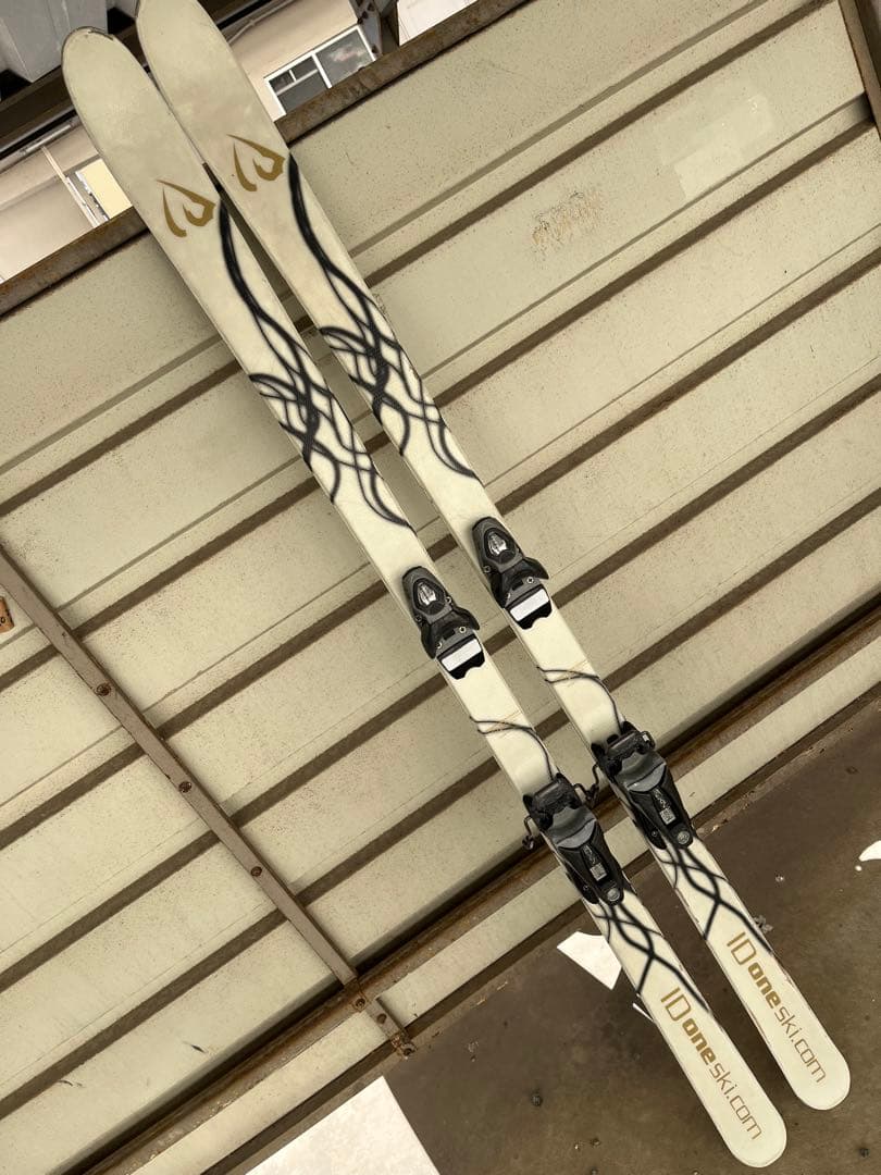 ジ*ン様 IDone スキー 板 白黒デザイン
