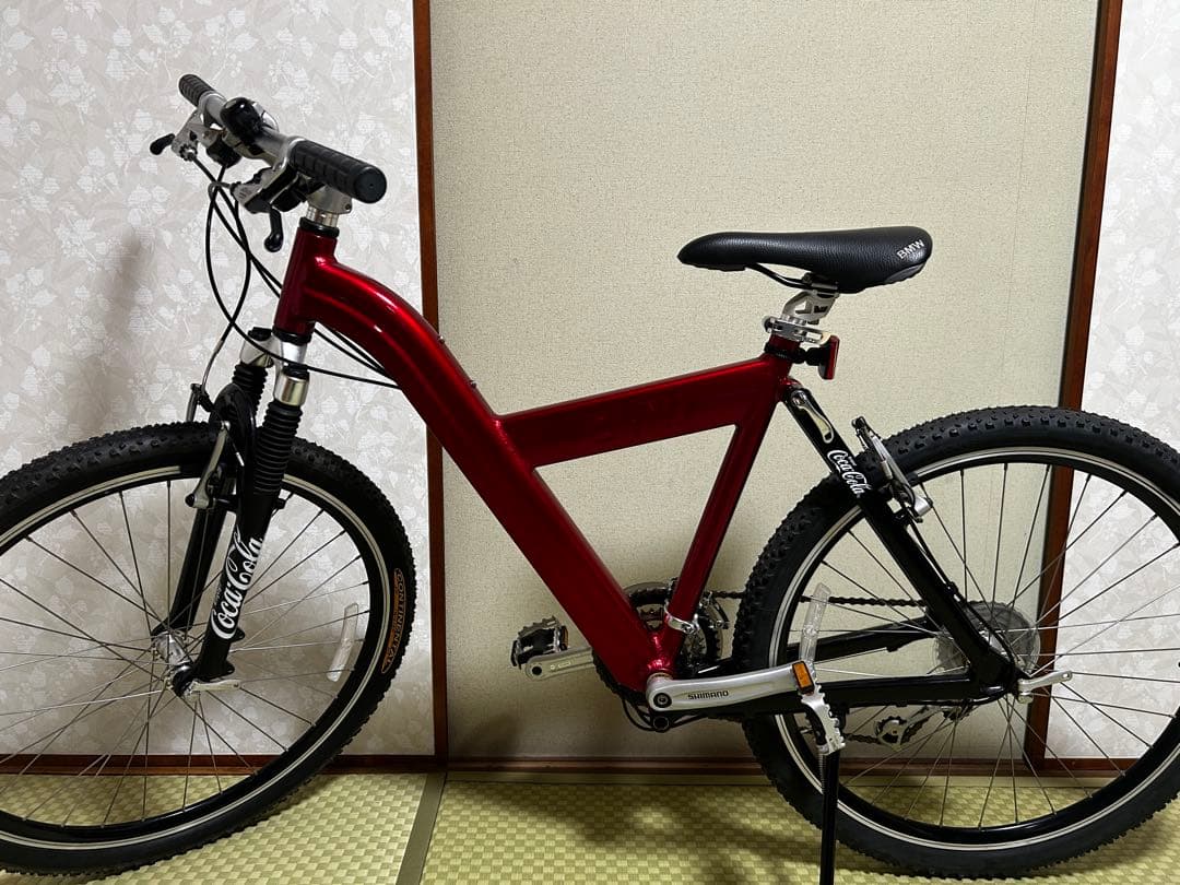  赤いオフロードバイク