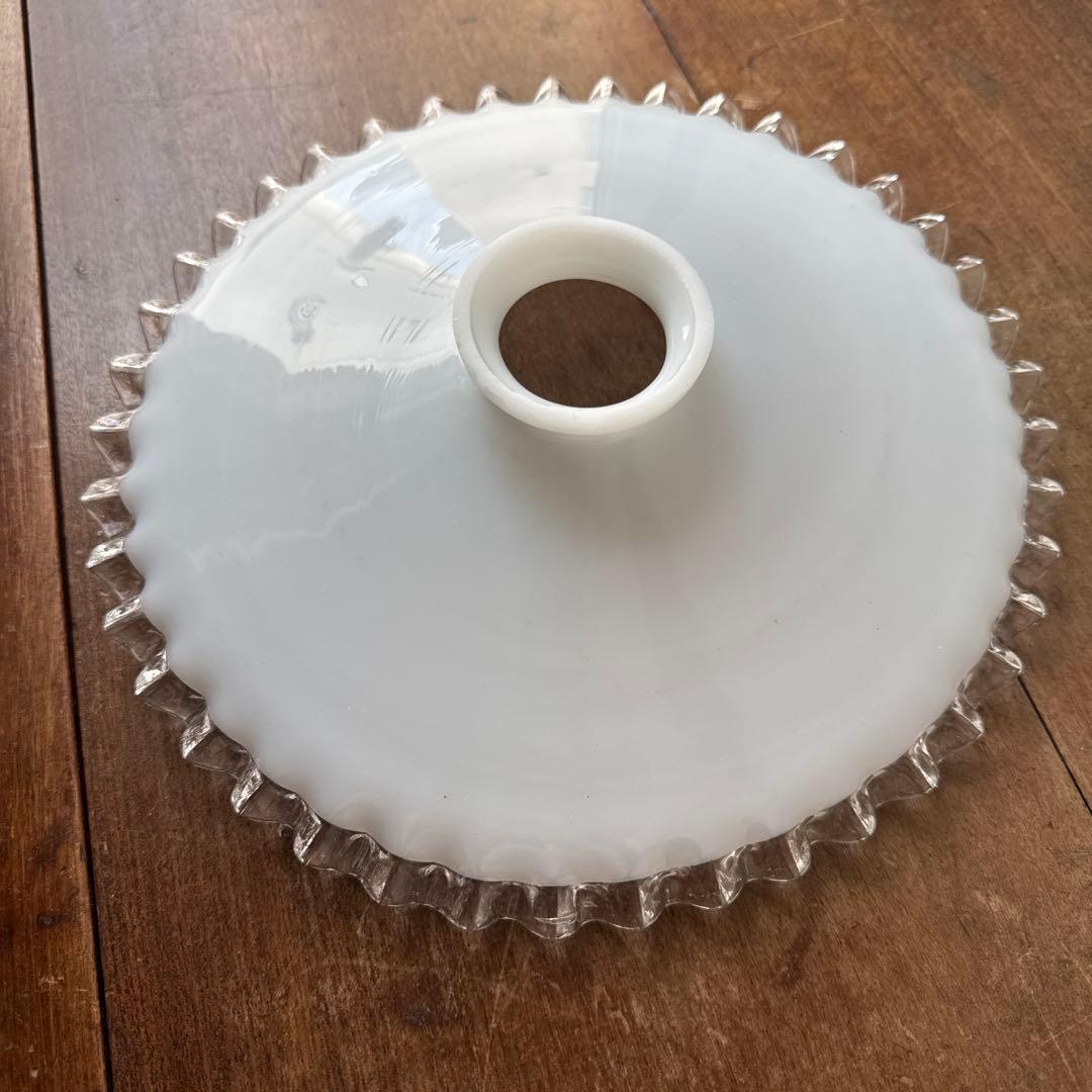 フランスアンティーク　ミルクガラスシェード　フリルシェード　ランプシェード