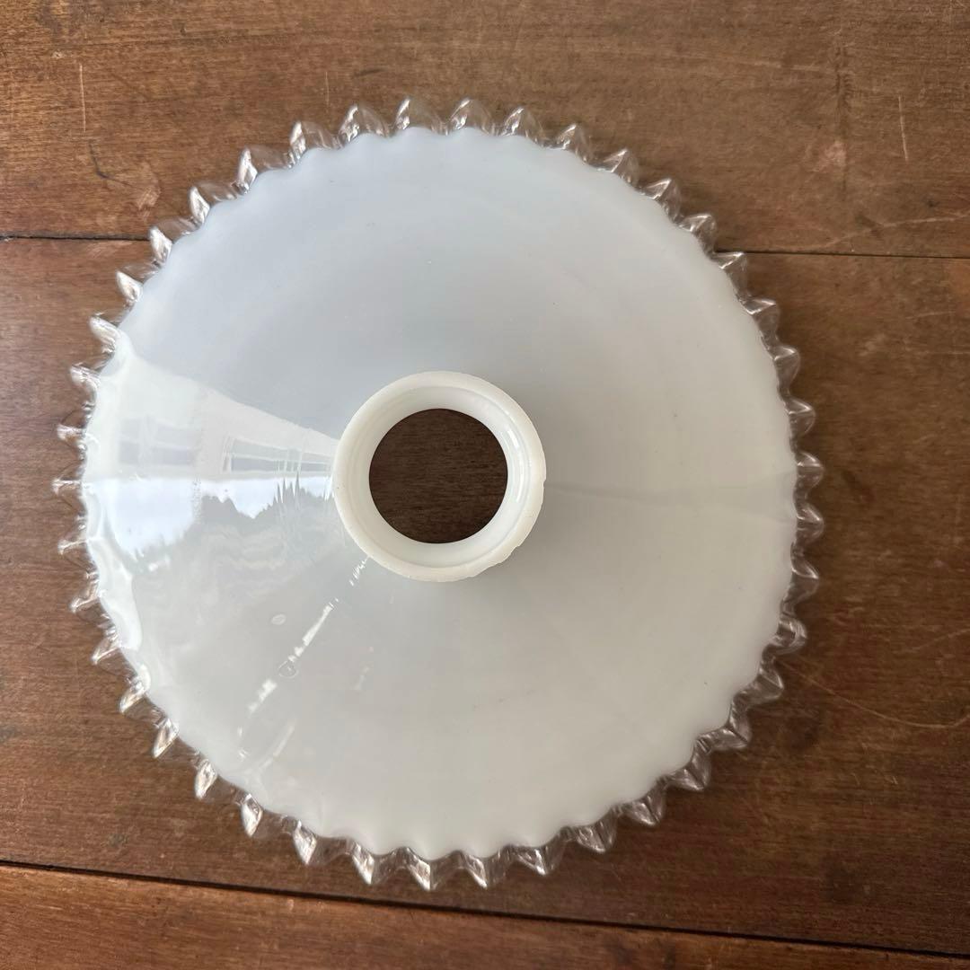 フランスアンティーク　ミルクガラスシェード　フリルシェード　ランプシェード