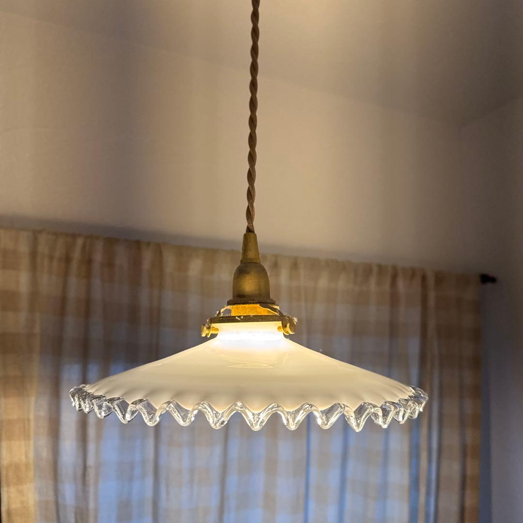 フランスアンティーク　ミルクガラスシェード　フリルシェード　ランプシェード