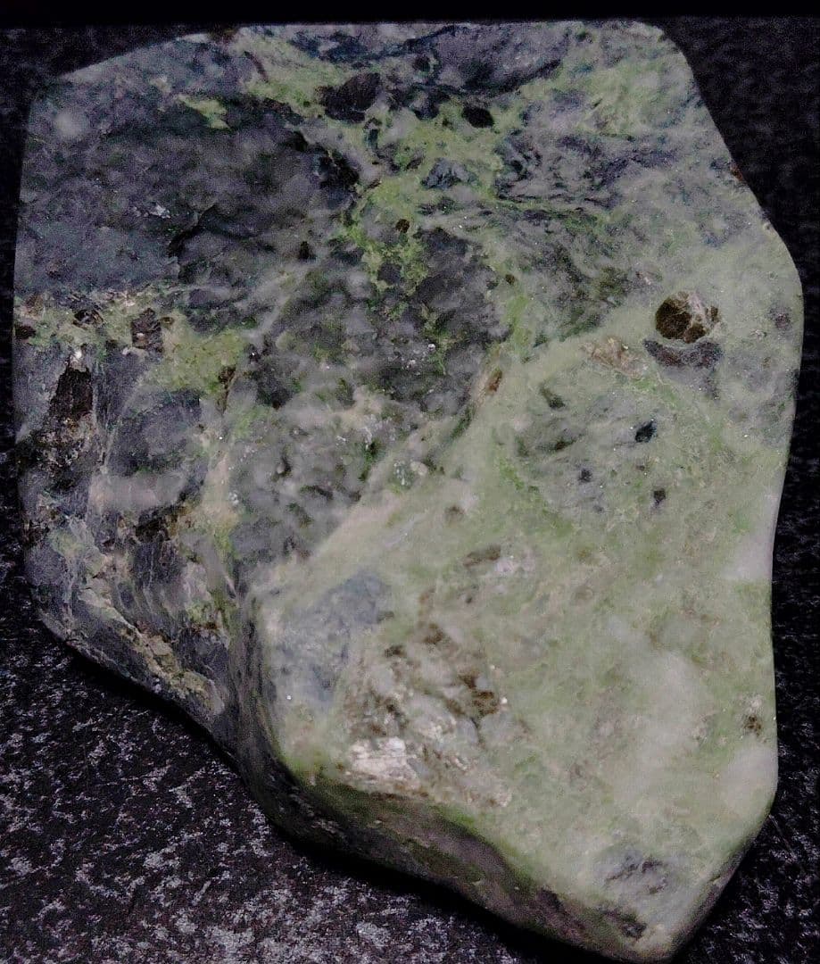 ★翡翠原石★糸魚川硬玉【姫川・切り出し・カメレオン翡翠390ｇ】