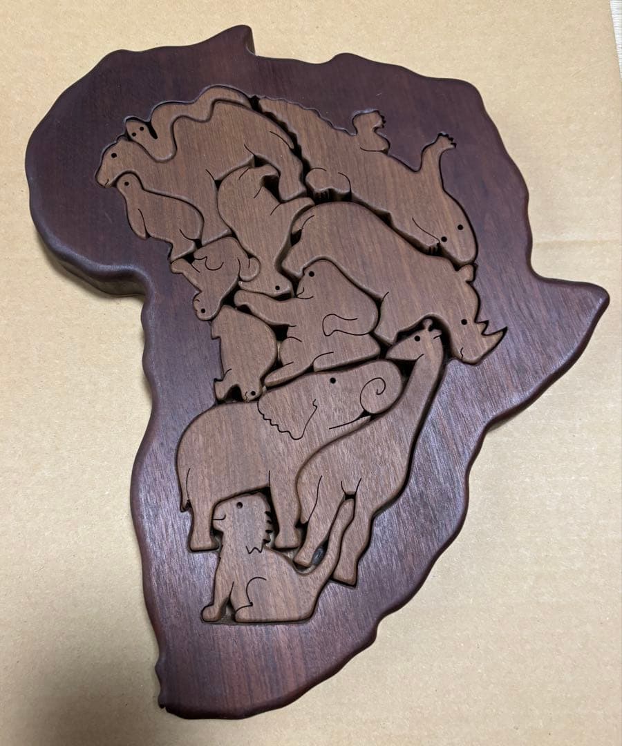 アフリカ大陸　壁掛け　動物12匹　木製パズル　29✖️25 ✖️2、2