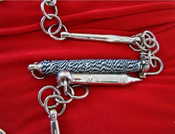 E武具 四種 ①09ヌンチャク、②030501丸サイ、⓷04九節鞭 ④模造刀