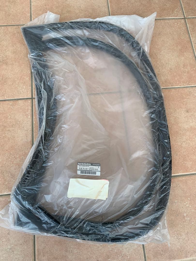 y60サファリ 日産純正品　ウェザーストリップ　ウィンドシールド①