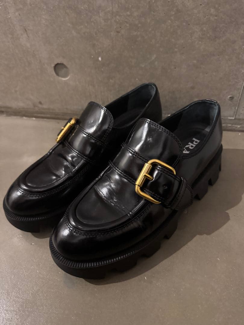 気*マ様 PRADA バックルベルトプラットフォームローファー