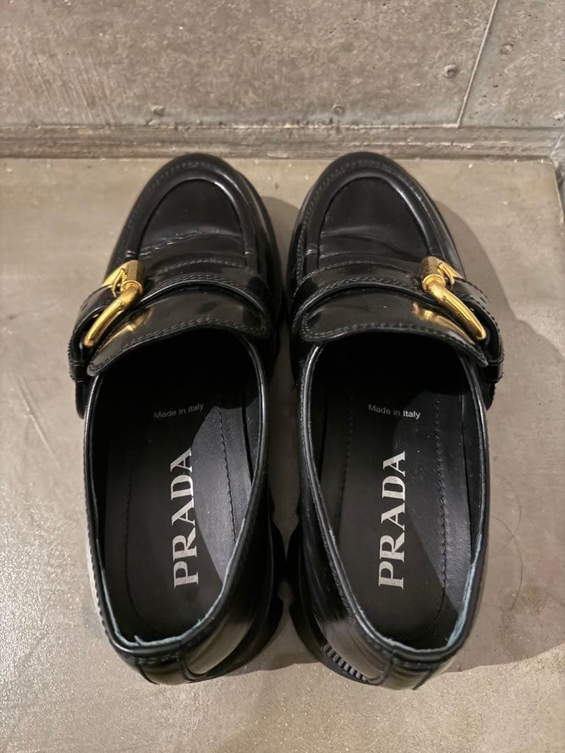 気*マ様 PRADA バックルベルトプラットフォームローファー