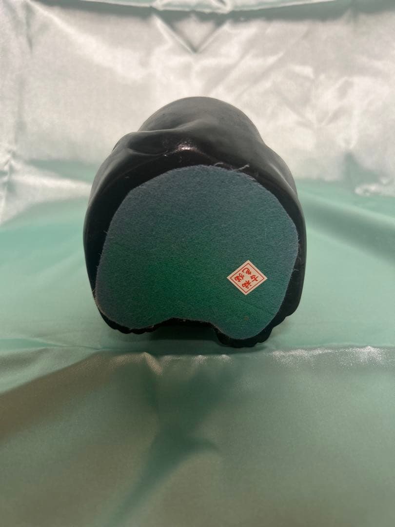 瀬戸焼　黒猫の陶器製置物 赤いスカーフ　「古色大正猫」