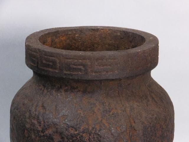 時代古鉄 華道具 在銘 花器 壺『荒膚地浮彫雲龍雷文　壱対』1128O
