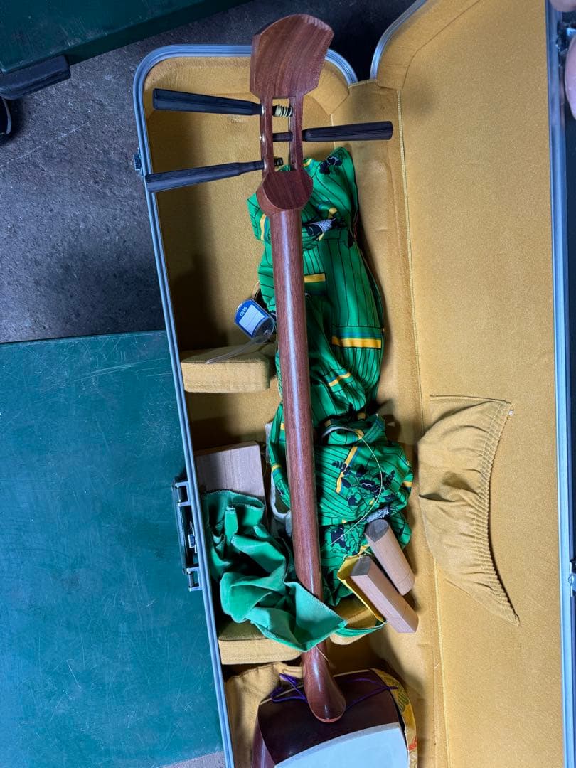 8-津軽三味線?　高級糸巻き 紅木？ハードケース&付属