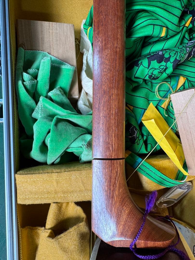 8-津軽三味線?　高級糸巻き 紅木？ハードケース&付属