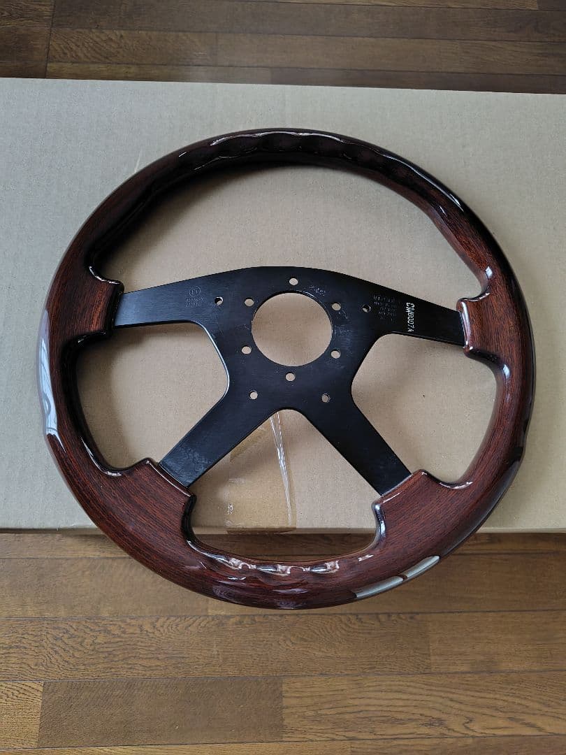 モモダークウッドハンドル 4本スポーク フルパッド付き