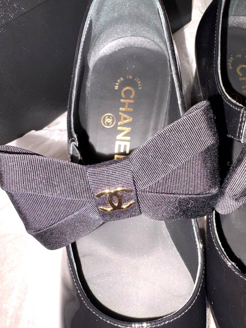 CHANELエナメルリボンストラップシューズ