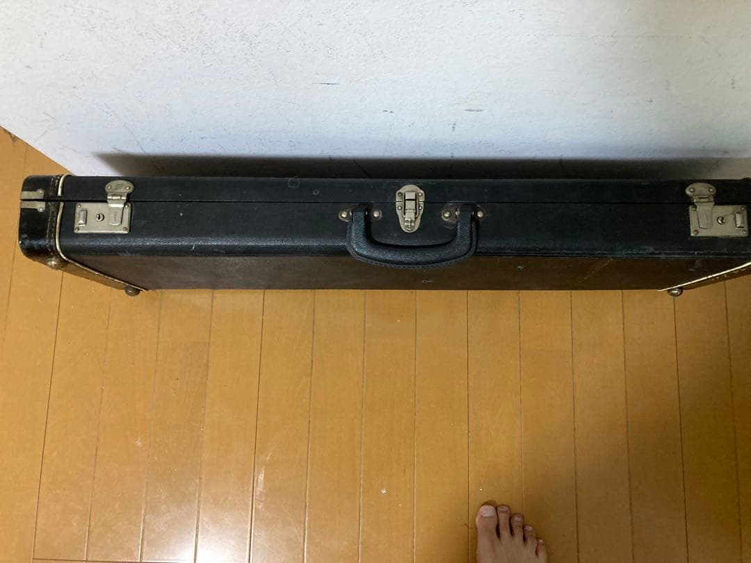 詳細不明フェンダータイプ 6弦スチールギター ケース、脚付