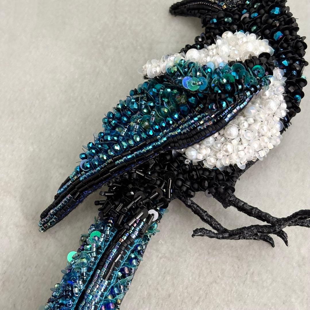 【カササギ】ビッグサイズ ビーズ刺繍ブローチバッグチャーム