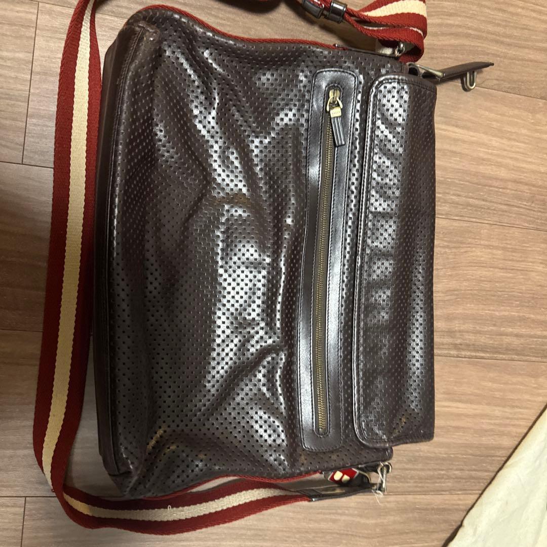 BALLY ダークブラウン ショルダーバッグ【パンチング】