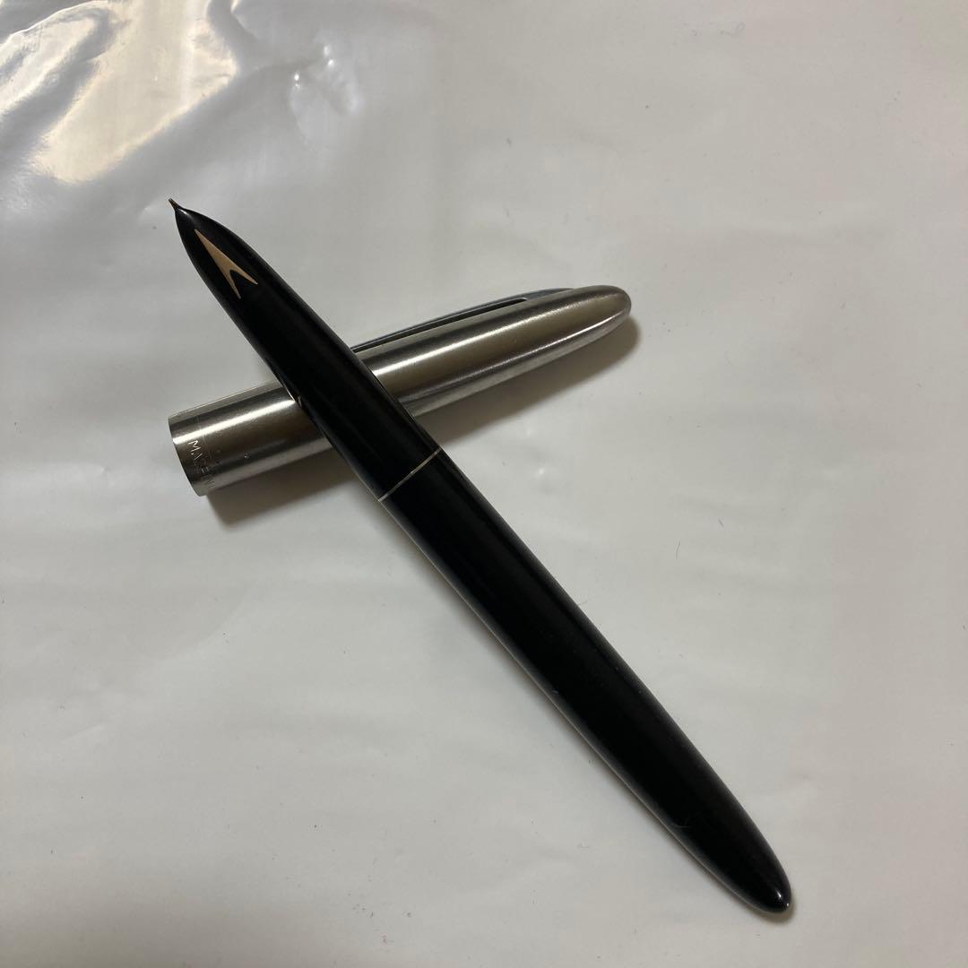 黒い万年筆 シンプルデザイン