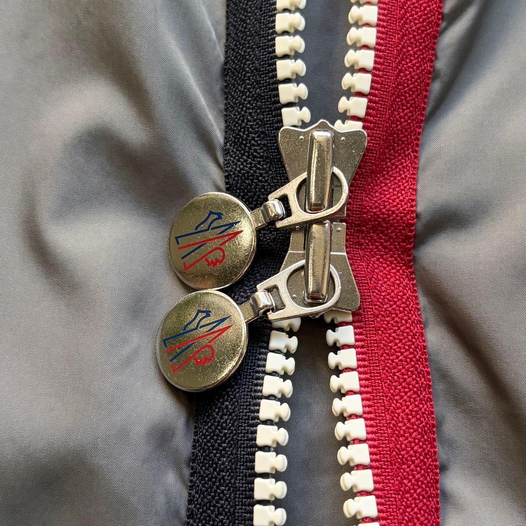 【美品】モンクレール ナイロンジャケット ロゴワッペン トリコロール グレー M