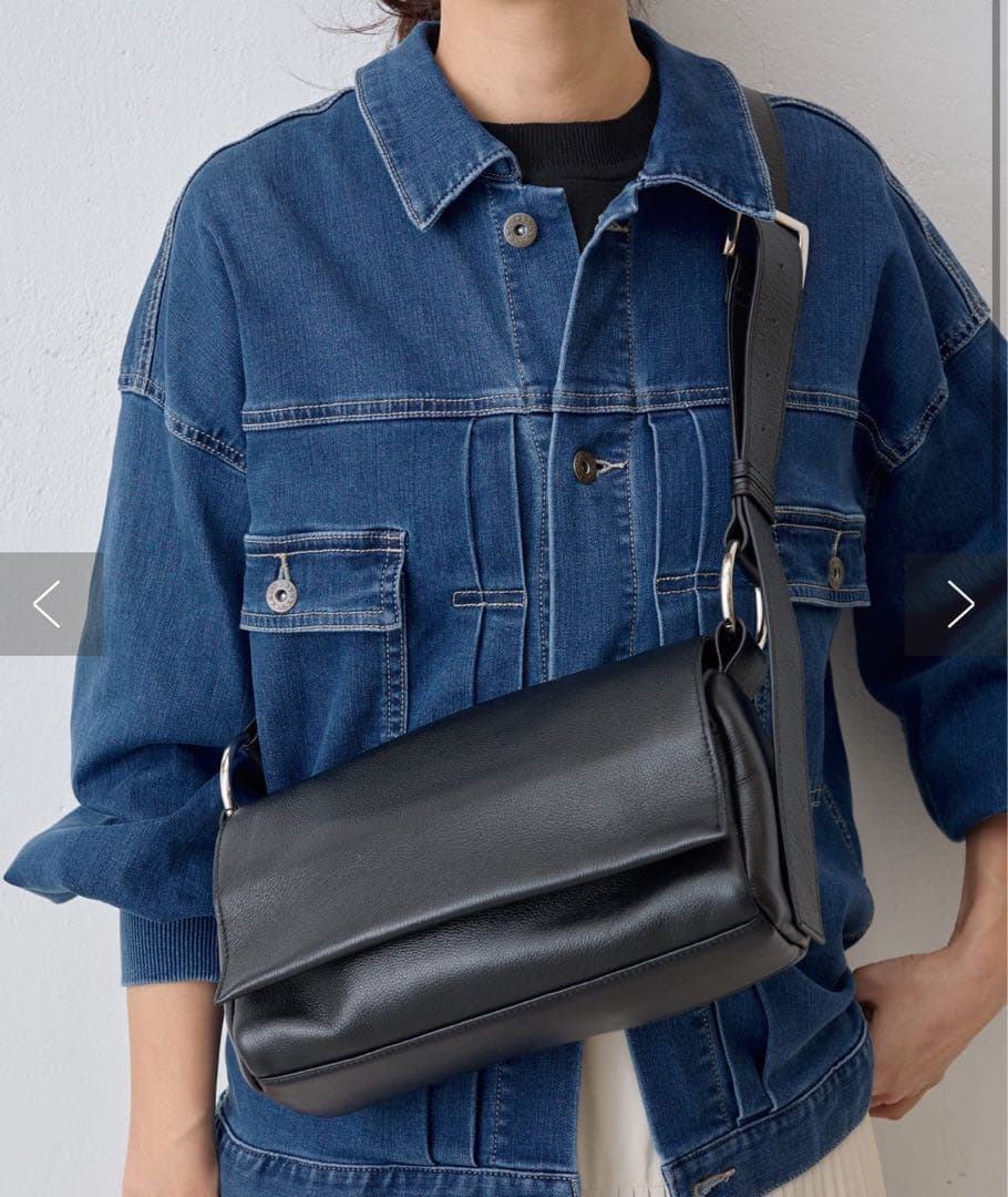 美品ビアズリー　レザーボディバッグ ブラック