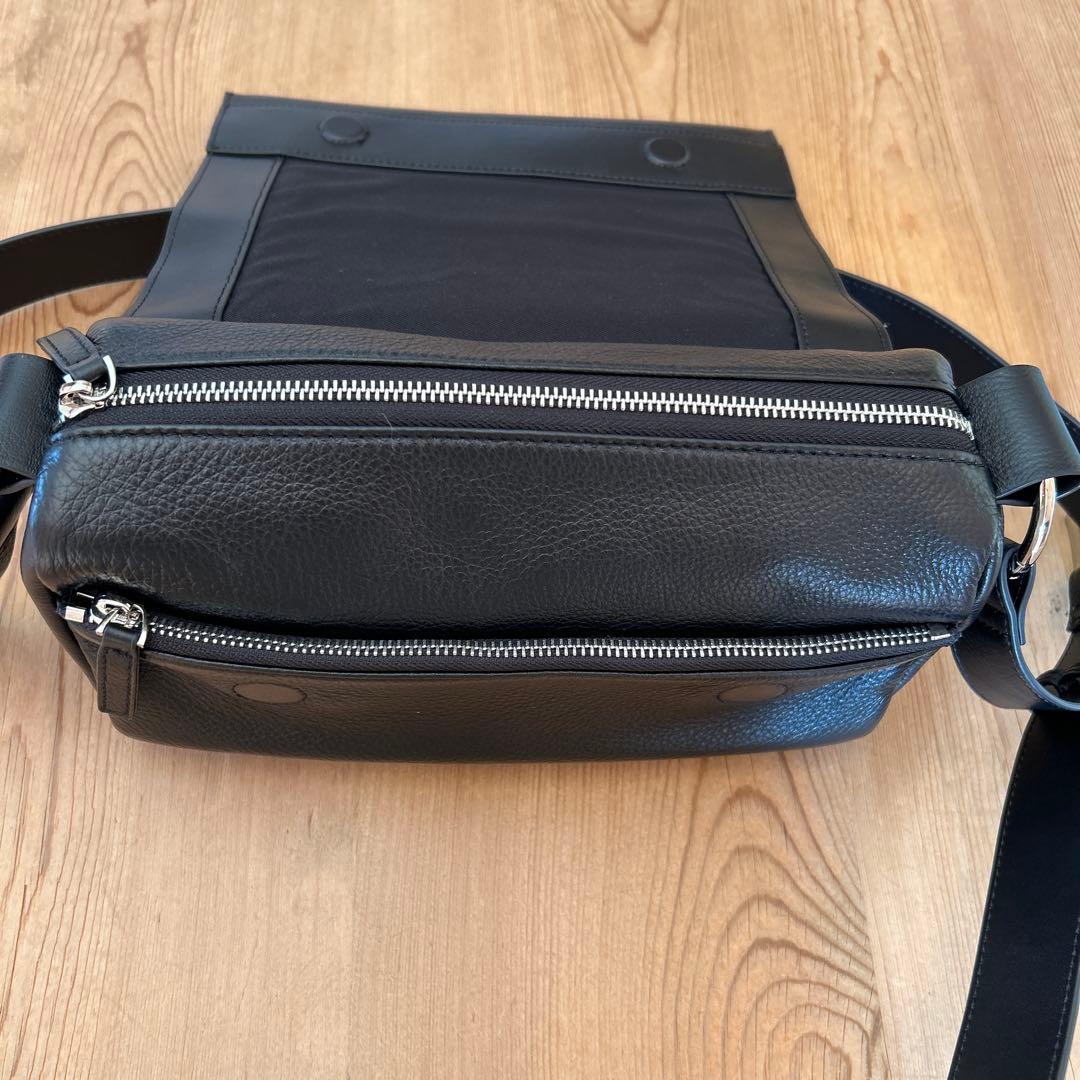 美品ビアズリー　レザーボディバッグ ブラック