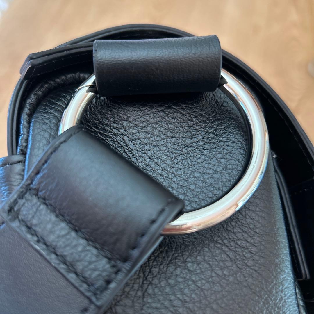 美品ビアズリー　レザーボディバッグ ブラック