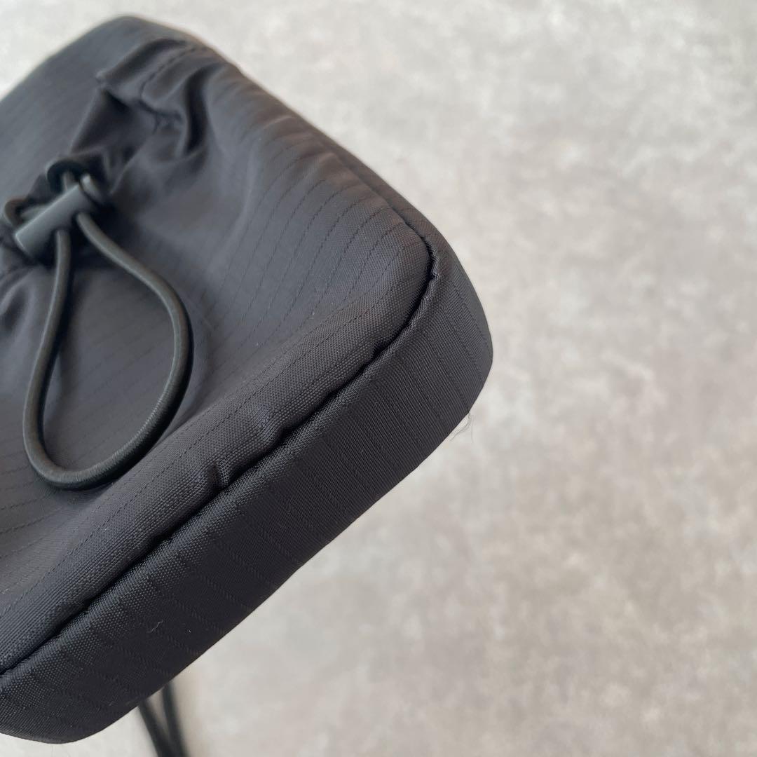 美品【完売】DSQUARED2（ディースクエアード）ナイロンネックポーチ