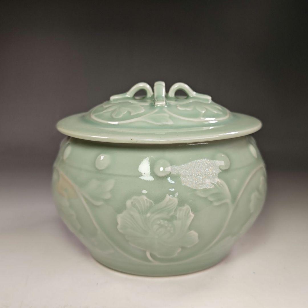 イ653 水指『龍泉窯』『青磁砧牡丹文　水指　替塗蓋付　共箱』茶道具